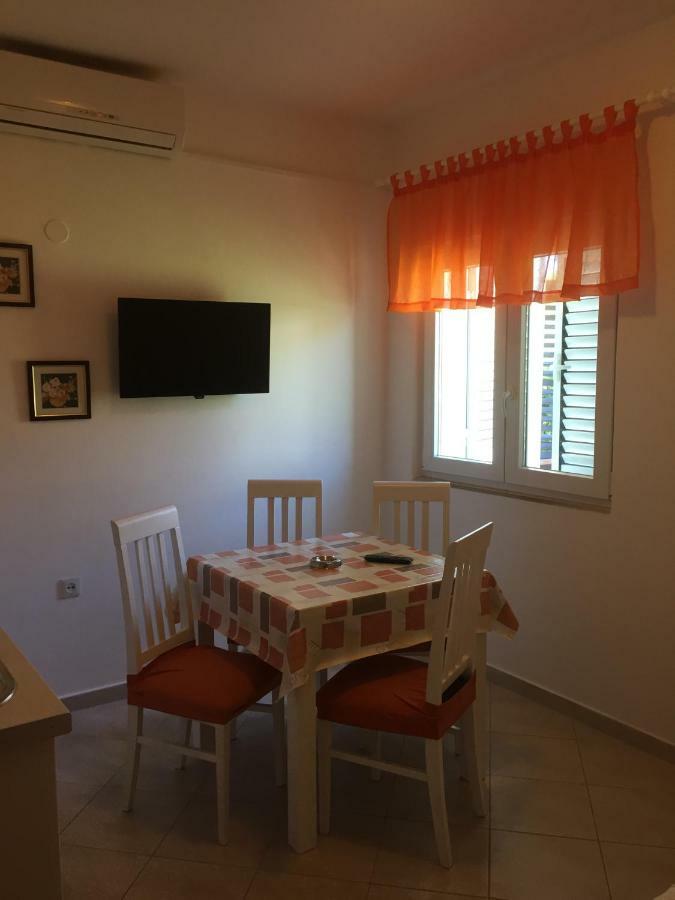 Ana Buratovic Stari Grad (Hvar)